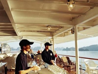 du_thuyen_emeraude_bar_sundeck