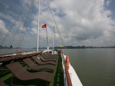 du-thuyen-oriental-sails-sundeck