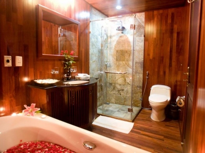 du-thuyen-valentine-bathroom1