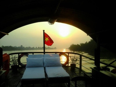 du-thuyen-authentic-sundeck