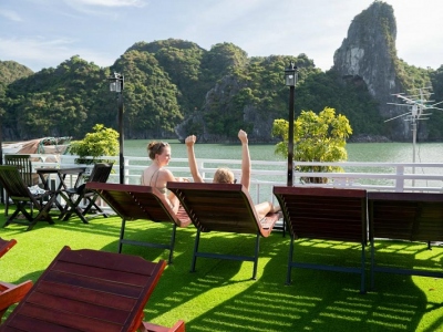 Du-thuyen-swan-boutique-sundeck